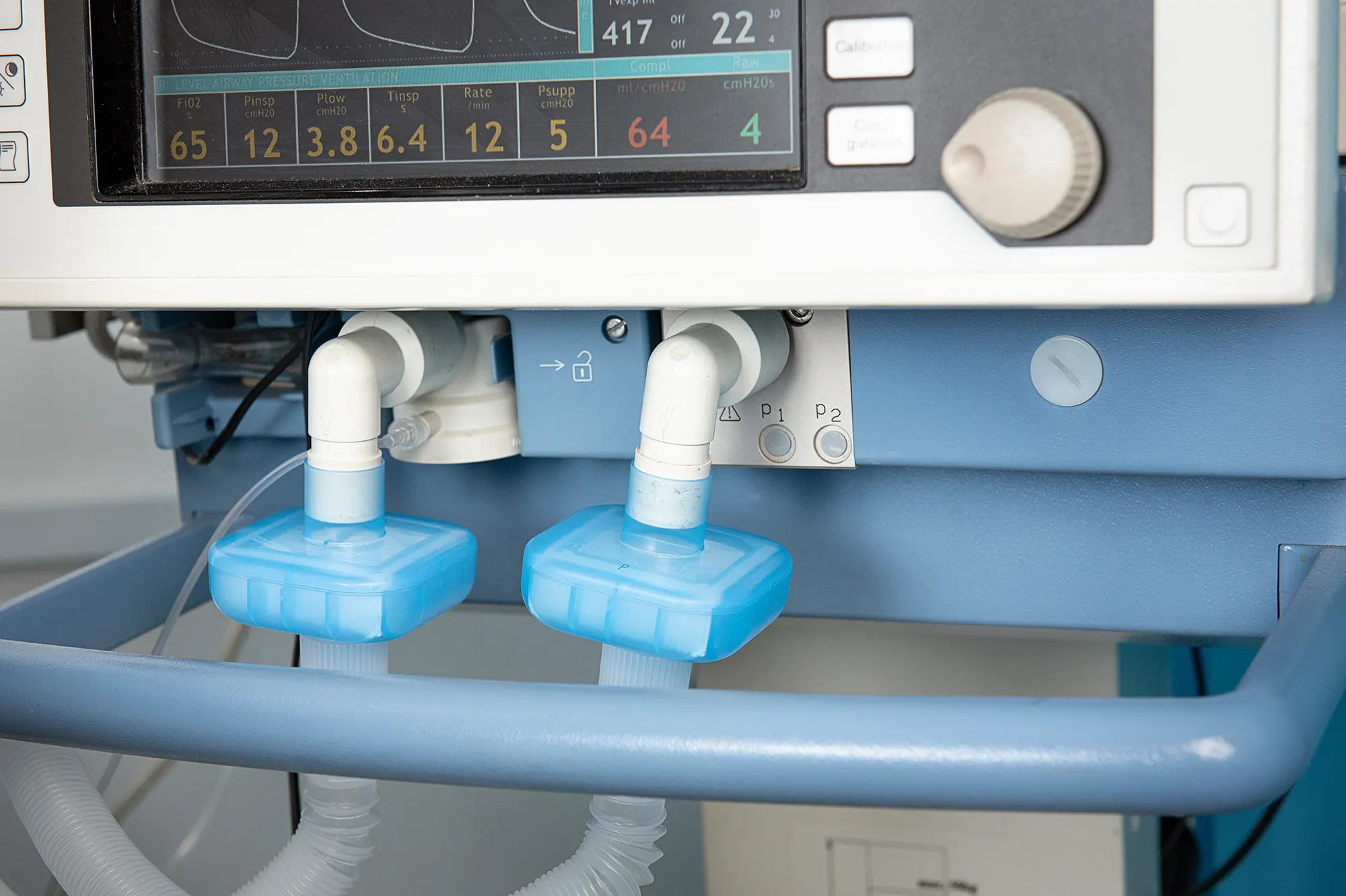 Machine end filters provide high‑efficiency machine‑end protection by removing airborne and liquid‑borne contaminants and preventing moisture intrusion into ventilators and medical gas equipment.