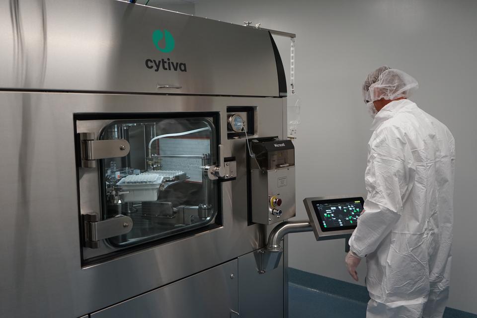 Operator controls the Cytiva Microcell Vial Filler using HMI touchscreen