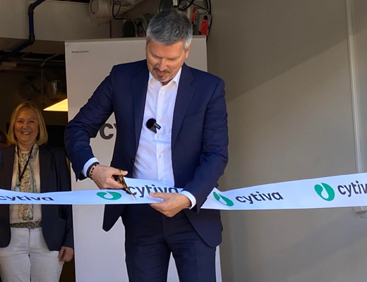 President and CEO Emmanuel Ligner cuts the ribbon while site leader Cecilia Sjöstedt looks on.