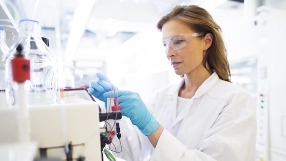akta_pure_woman_in_lab580x326