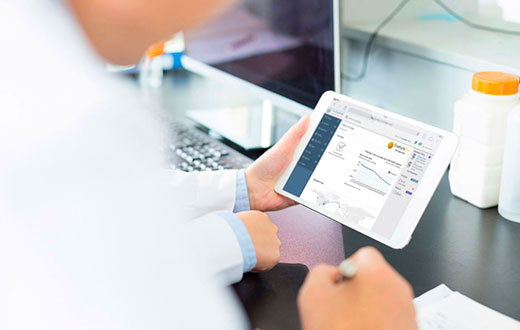 my.Cryochain digitally enabled cryochain management software. Person using software on tablet