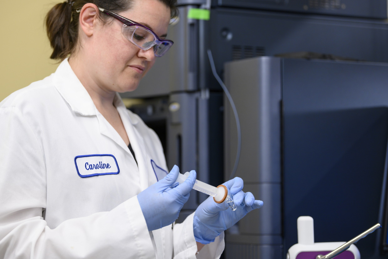 Woman HPLC filtration in lab syringe filter MUP 2