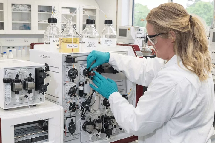Enhance mRNA purification using the fibro dT unit by optimizing salt concentration and residence time.