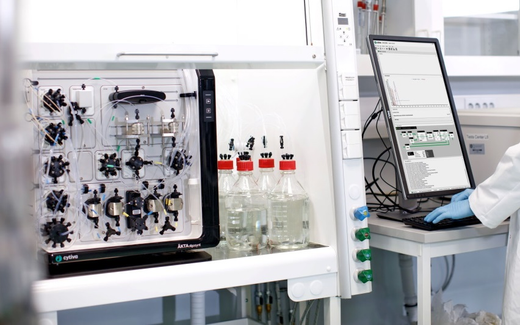 Scientist working with UNICORN™ software and ÄKTA oligosynt™ oligonucleotide synthesizer