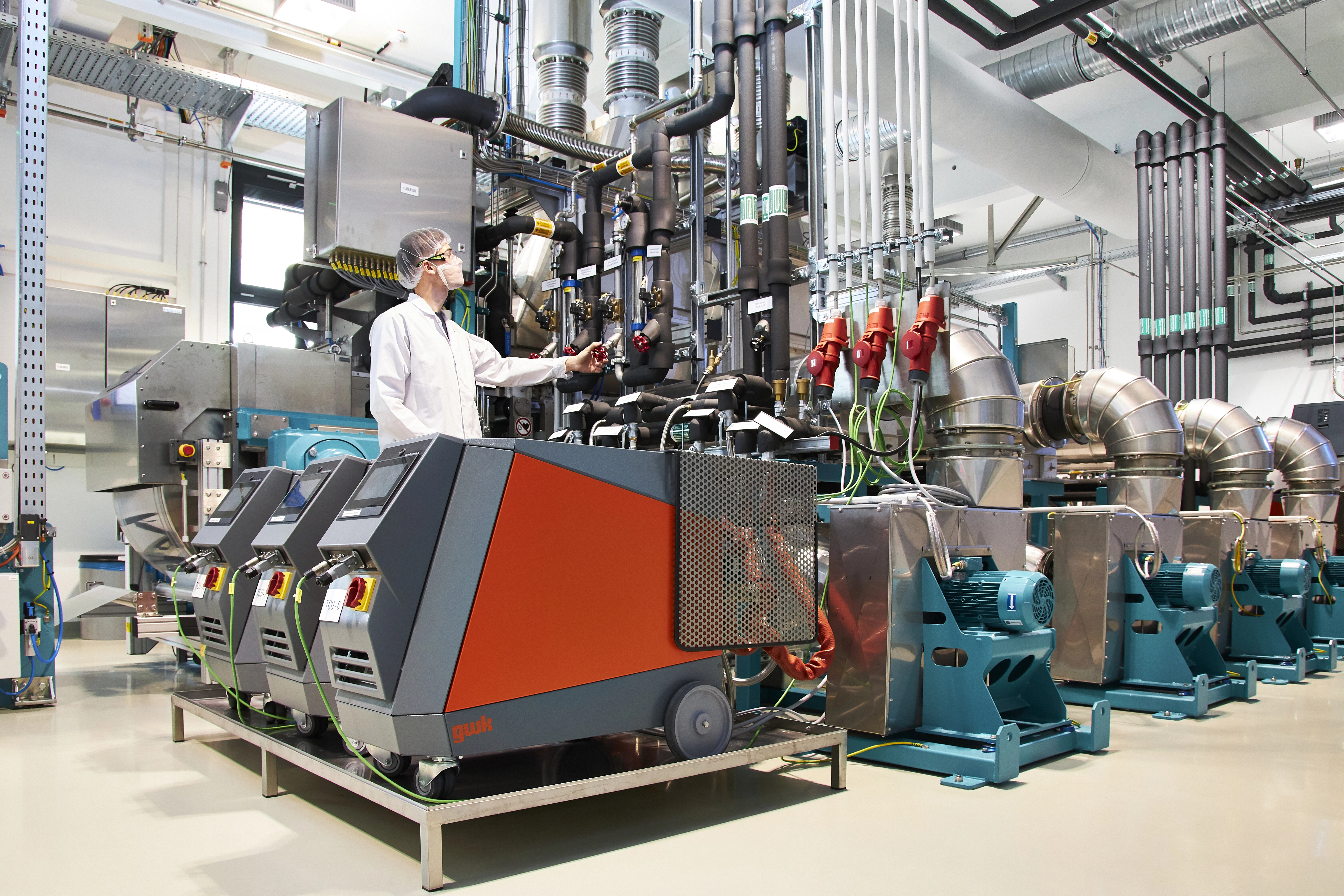 True-pore machine with operator 2