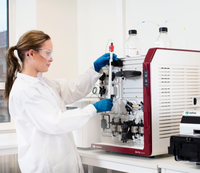 ÄKTA pure™  image in the lab with HiScreen™  column