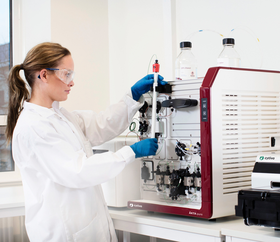 ÄKTA pure™  image in the lab with HiScreen™  column