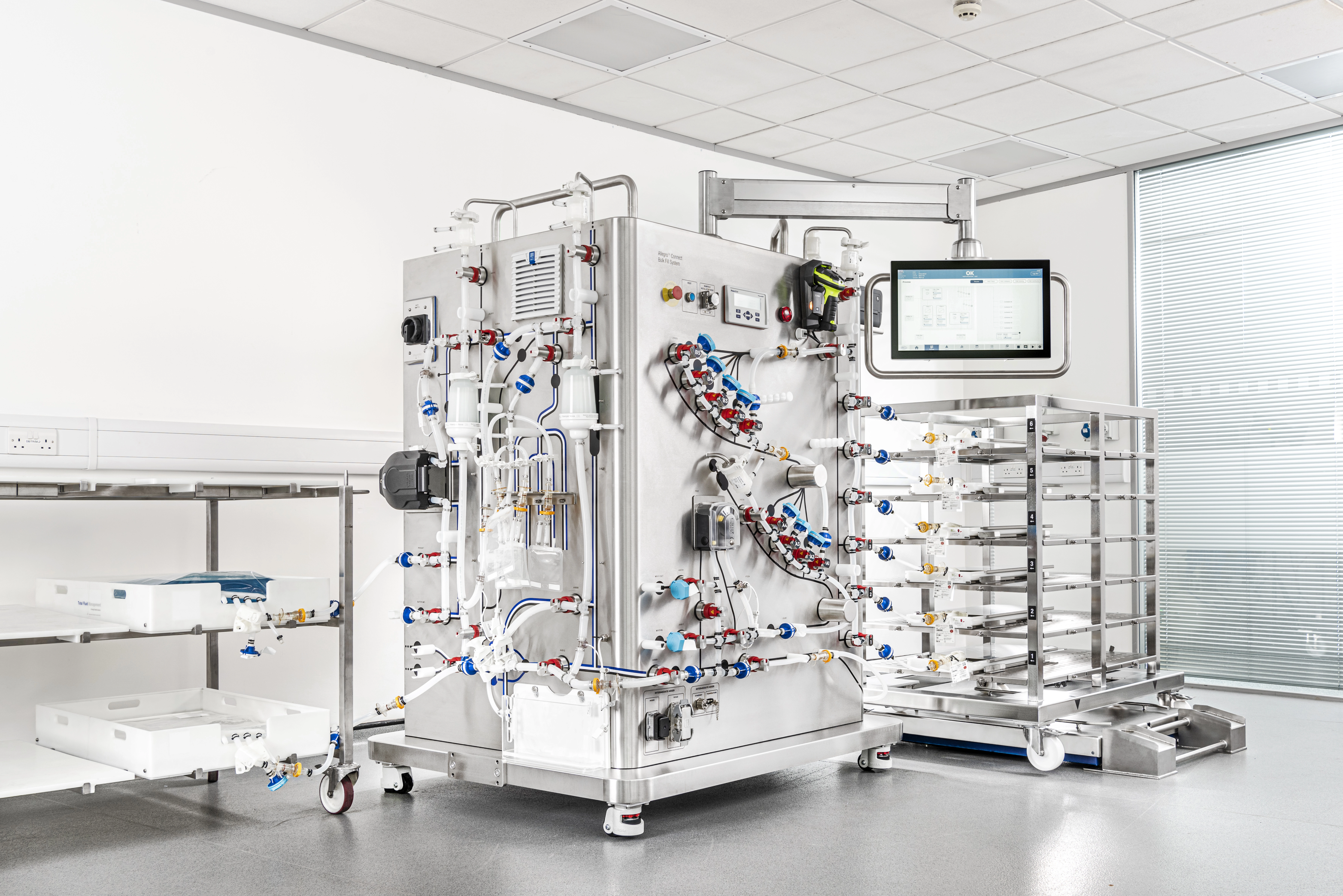 The all-in-one Allegro™ Connect bulk fill system connected to the weighing platform